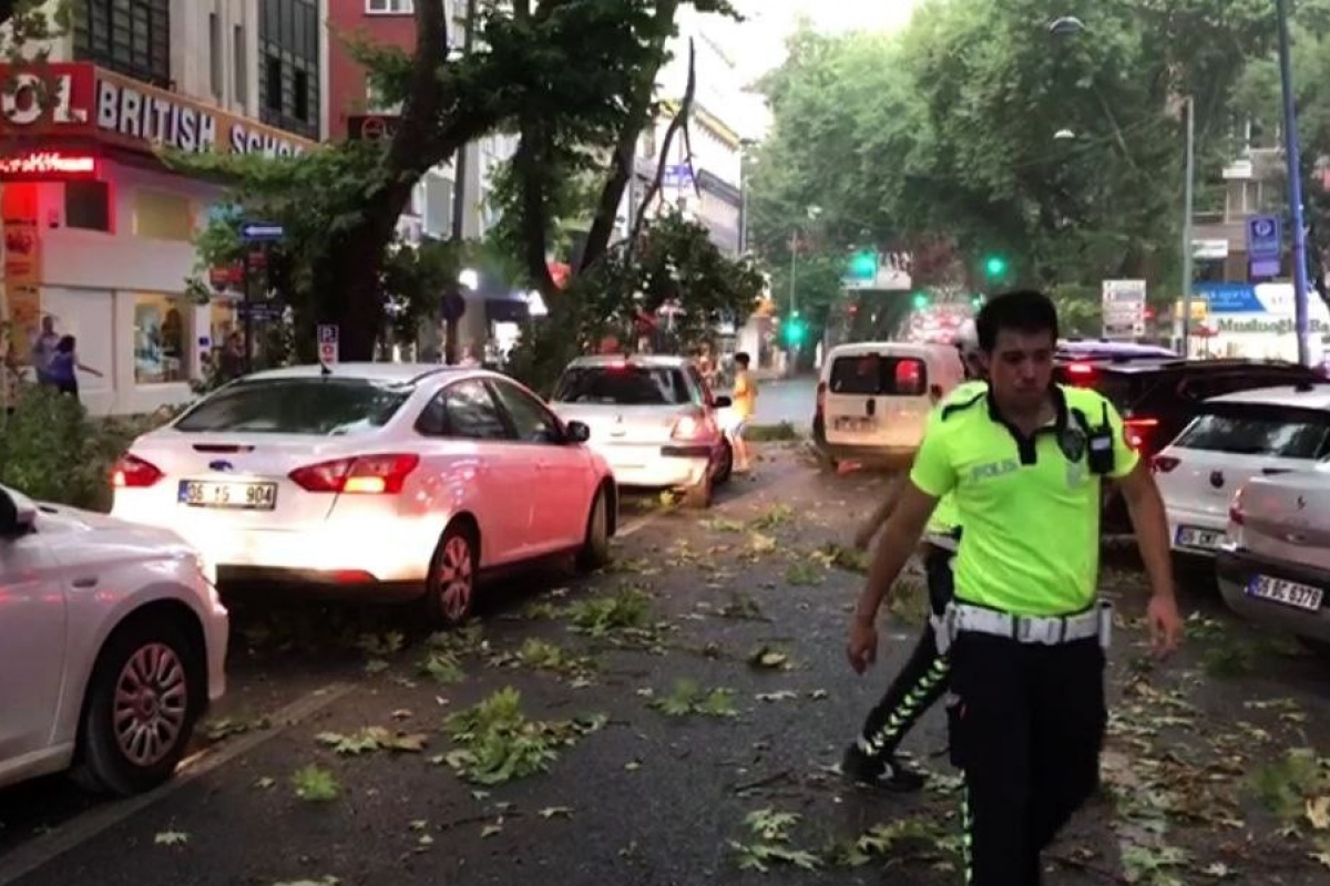 Ankara'da sağanak ve fırtına hayatı olumsuz etkiledi