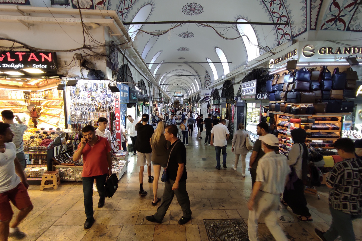 Arefe Günü'nde Kapalıçarşı'da turist yoğunluğu