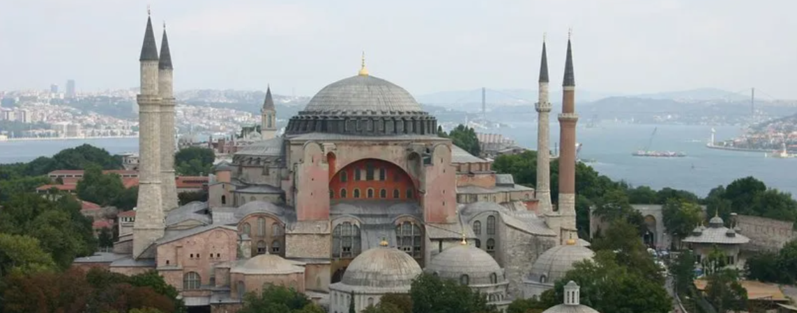 Ayasofya'yı ziyaret eden turistlere 25 euro giriş ücreti uyguluyor