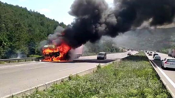 Bolu'da seyir halindeki TIR alev alev yandı