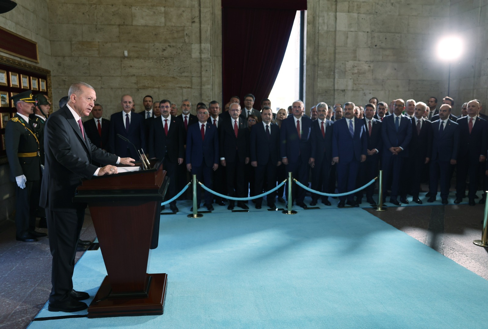 Cumhurbaşkanı Erdoğan ve Kemal Kılıçdaroğlu, devlet erkanı ile beraber Anıtkabir'i ziyaret etti