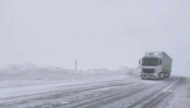 Tunceli-Erzincan kara yolu zincirsiz tır geçişine kapatıldı