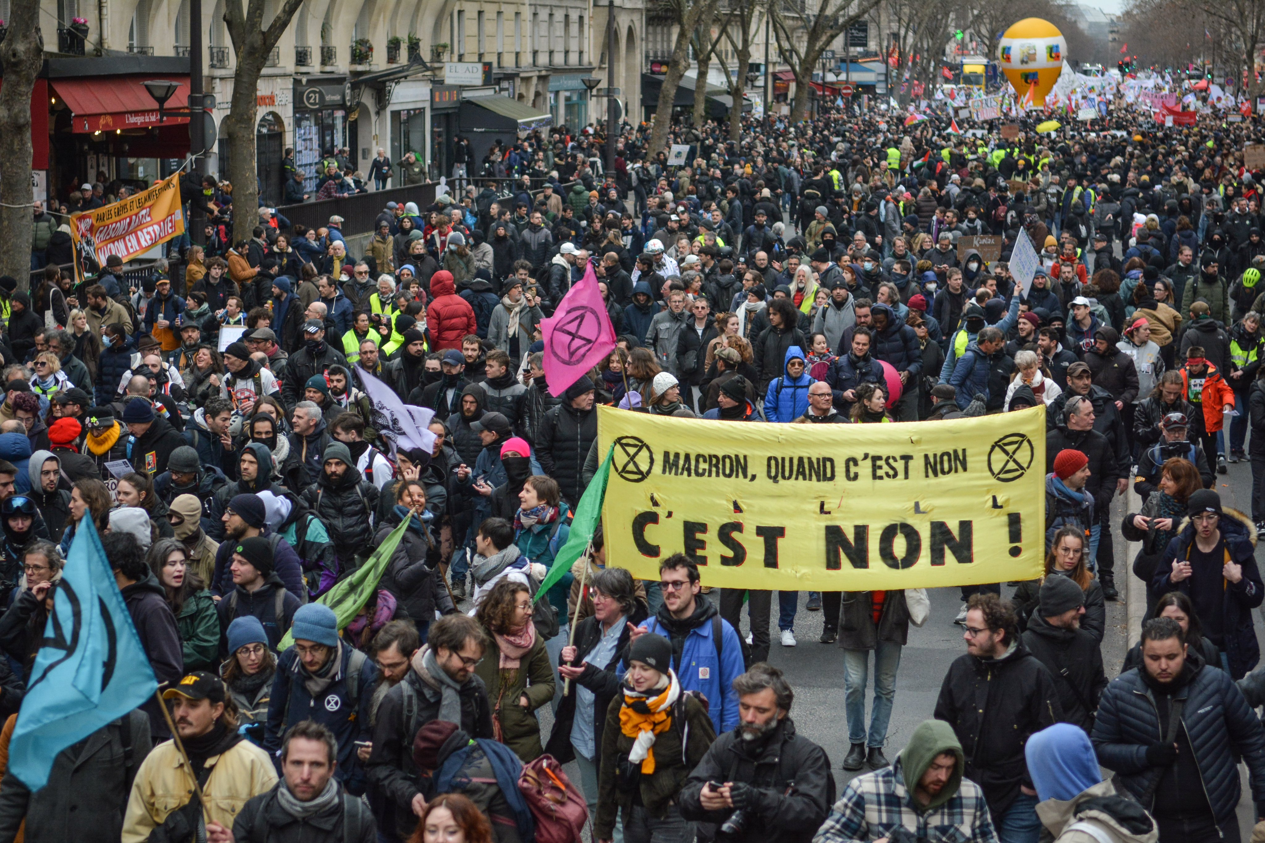 Fransa'da, Paris'te vatandaşlar emeklilik reformu yasasını protesto ediyor.