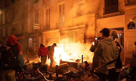 Fransa'da Bordeaux Belediye binası alev alev