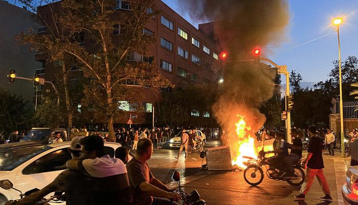 İran'da Mahsa Emini'nin ölümünün ardından protestolar sürüyordu! Ülkede Instagram ve WhatsApp'a erişim engeli geldi