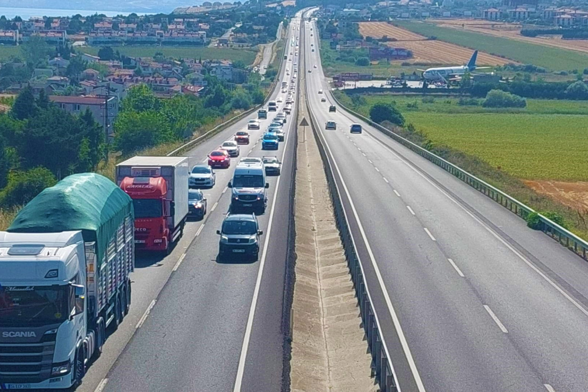 İstanbul'dan gelen günübirlik tatilciler yolları doldurdu