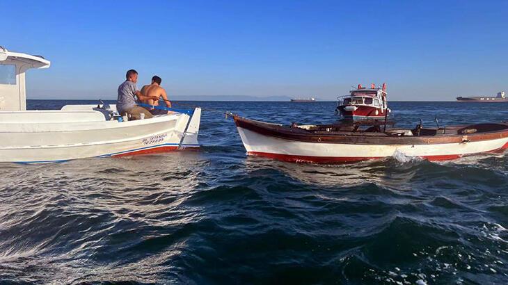 Küçükçekmece'de korku dolu anlar! Sahilde alev alan tekne jet ski ile söndürüldü