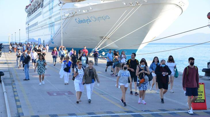 Kuşadası’na beş gemi birden yanaştı