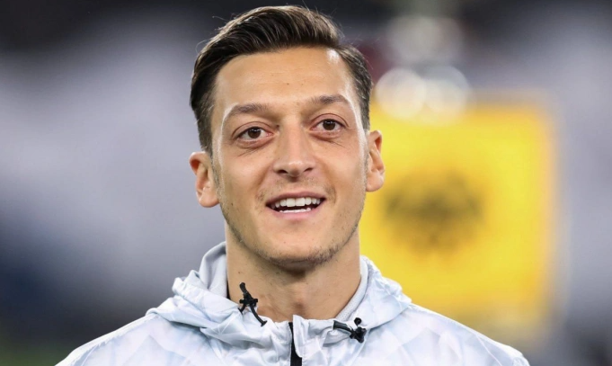 Mesut Özil futbolu bıraktığını açıkladı