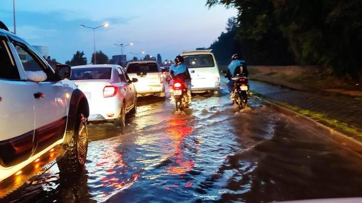 Meteoroloji uyarmıştı! Eskişehir'de sağanak yağış ve dolu hayatı felç etti