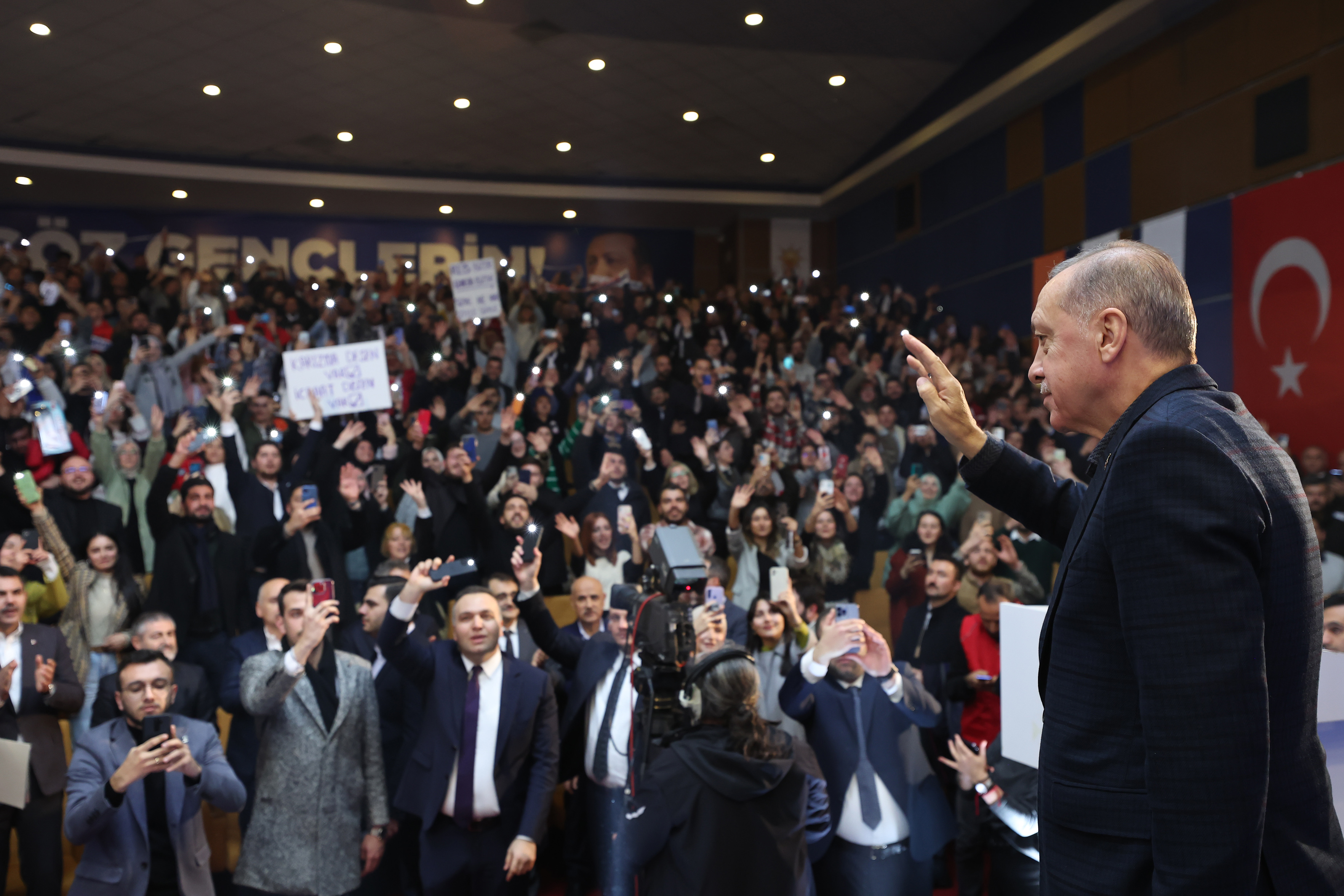 Cumhurbaşkanı Recep Tayyip Erdoğan, gençlerle bir araya geldi. 