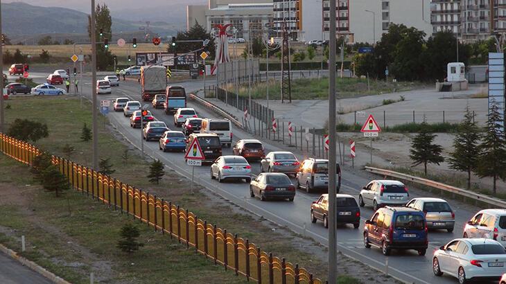 Tatilciler dönüyor! Kilit kavşak Kırıkkale'de trafik başladı