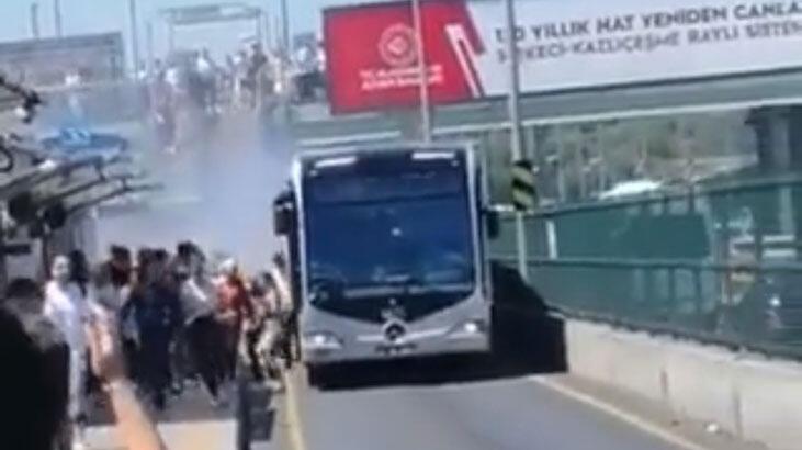 Üsküdar'da metrobüsten dumanlar yükseldi, yolcular tahliye edildi