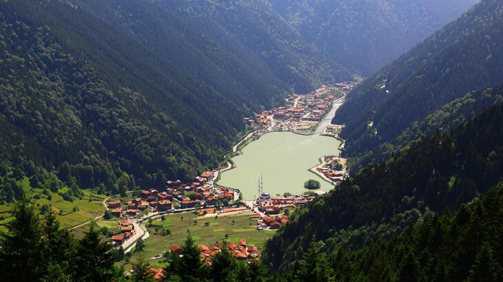 Uzungöl'e turist akını; konaklayacak yer kalmadı